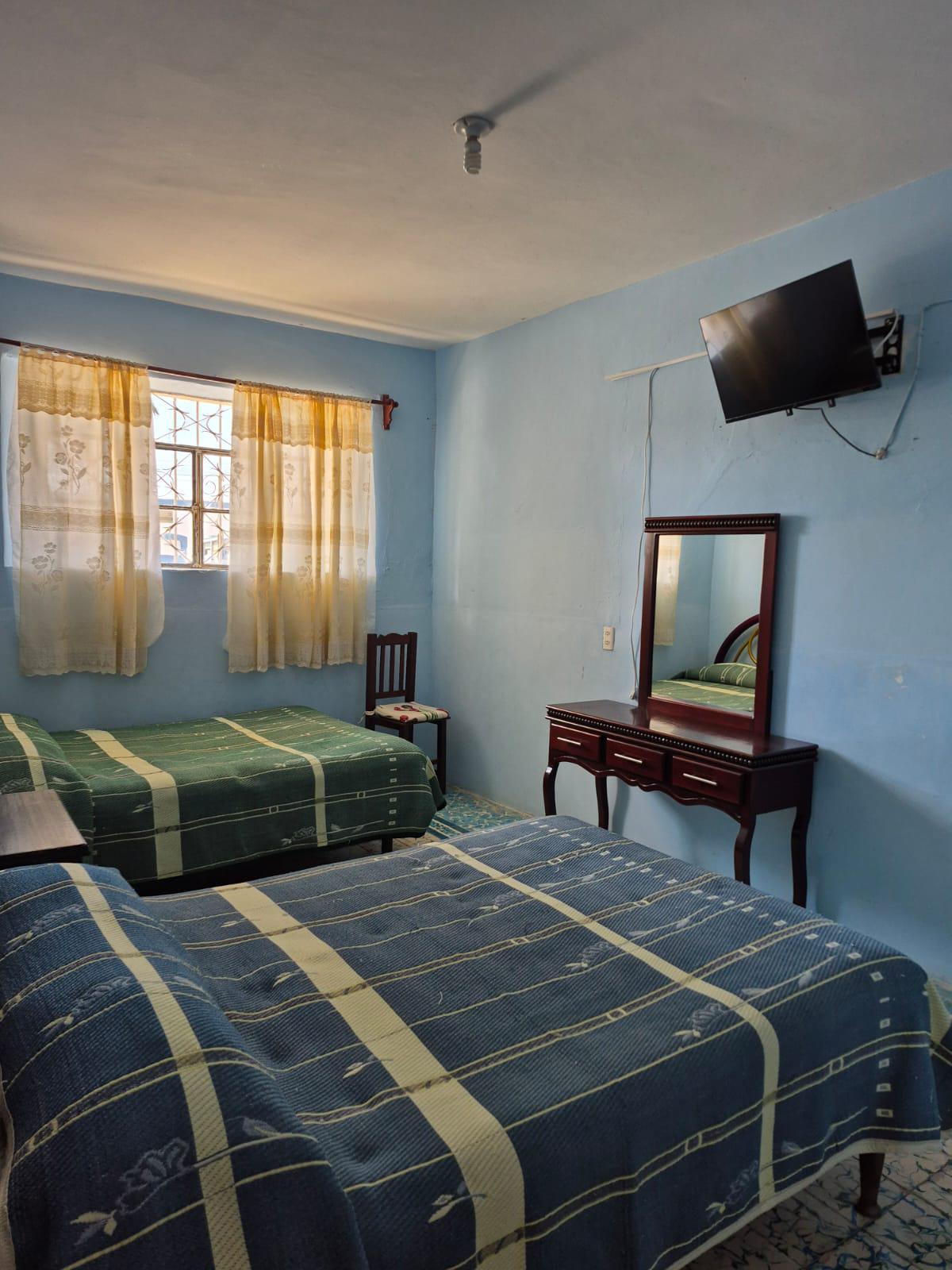 Habitación con televisión y tocador