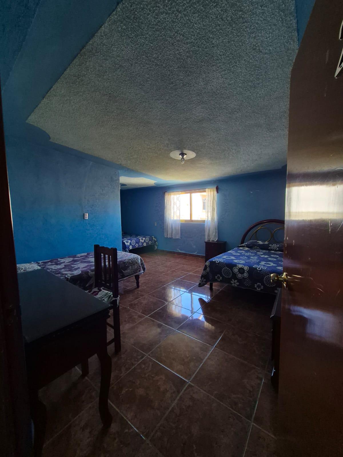 Habitación azul con camas individuales